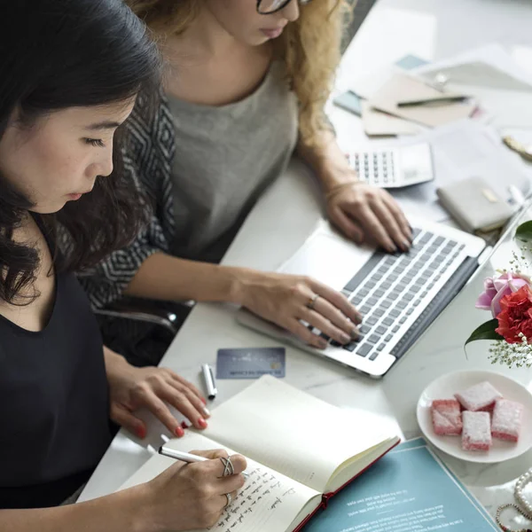 Donna che lavora con il computer — Foto Stock