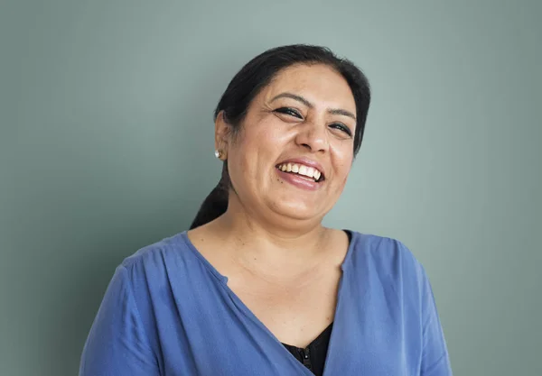 インドの女性の笑みを浮かべてください。 — ストック写真