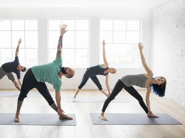 Gente haciendo ejercicio de yoga —  Fotos de Stock