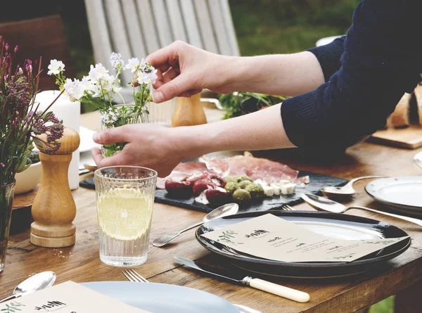 Mujer preparando mesa para la cena — Foto de Stock