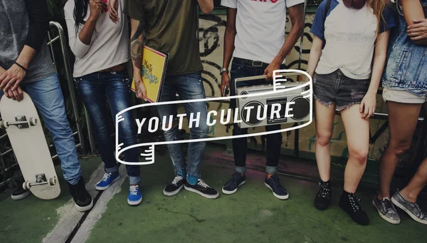 Snygga tonåringar med vinylskiva — Stockfoto