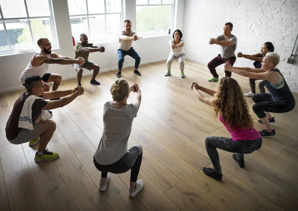 Diversidade Pessoas fazendo exercício — Fotografia de Stock