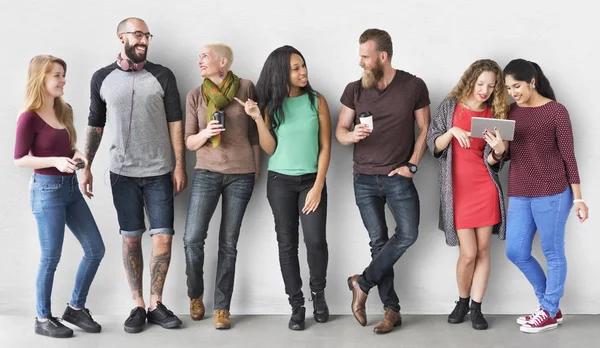 Menschen, die an der Mauer stehen — Stockfoto