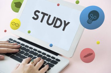 Dizüstü bilgisayarda çalışan kadın