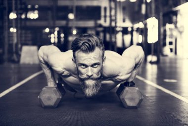 Sportif hipster adam içinde jimnastik salonu