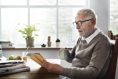 Son sınıf öğrencisi kitap okuyor.