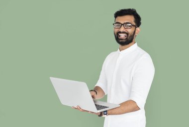 Neşeli Hintli adam holding dizüstü