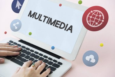 Dizüstü bilgisayarda çalışan kadın