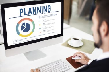 Ofiste çalışan bir iş adamı.