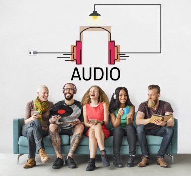 Dijital aygıtlar kullanan insanlar