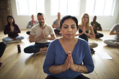 Joga sınıfındaki yapan insanlar 