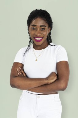 Çapraz kolları olan Afrikalı kadın