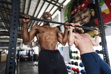 Spor salonunda sportif erkekler