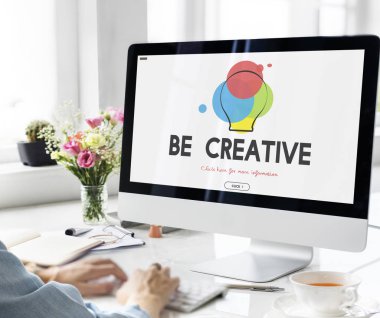 bilgisayar ile çalışan kadın