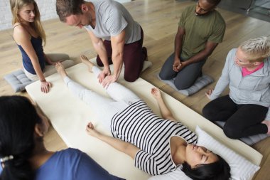 İnsanlar masaj yapmak eğitim