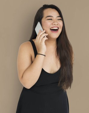  Telefonda konuşan kadın.