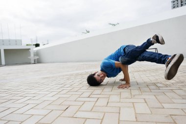 adam dans breakdance