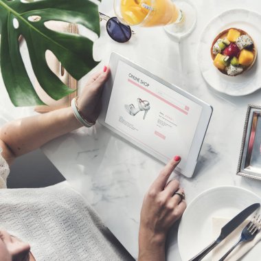 İnternetten alışveriş yapan kadın    