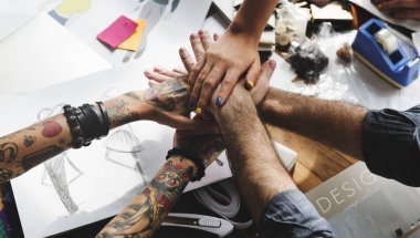 İnsan elleri bir arada