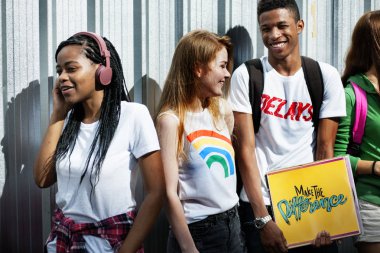 arkadaşlar vinil kaydı ile birlikte