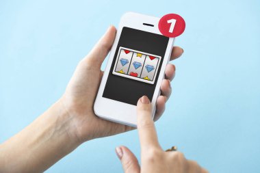 insan elinden tutarak cep telefonu