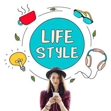 Akıllı telefon kullanan genç bir kadın.