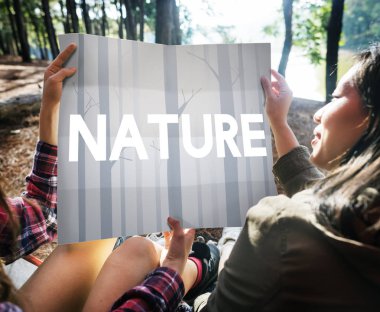 Harita tutarak kızlar