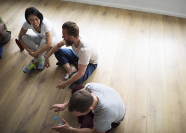 Çeşitlilik insanlar egzersiz yapıyor 