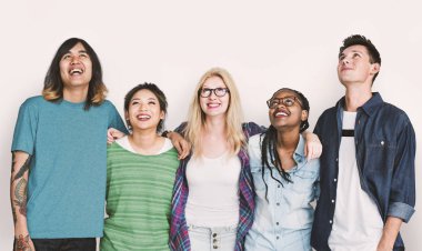 Öğrenciler birlikte sarılma