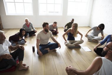 Çeşitlilik insanlar egzersiz yapıyor 