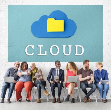 Dijital aygıtlar kullanan insanlar