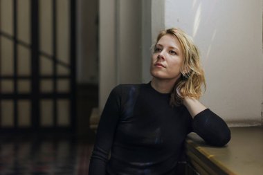 Kilisede duran kadın