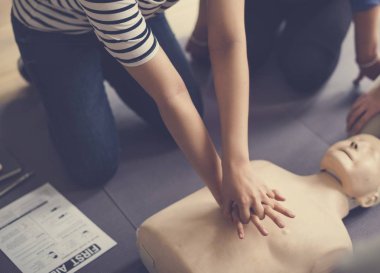 CPR ilk yardım eğitimi öğrenme insanlar
