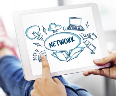 Dijital tablet kullanan kişi 