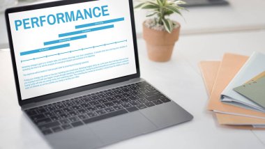 çalışma alanı tablo açılan laptop