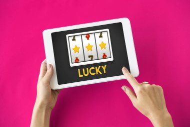 insan elinden tutarak dijital tablet