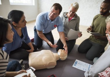 CPR ilk yardım eğitimi öğrenme insanlar