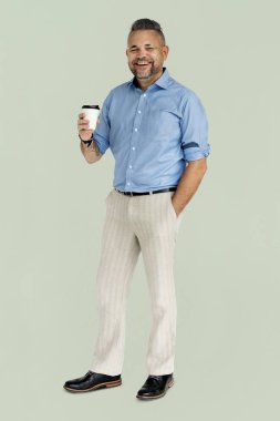 Elinde kahve tutan adam.