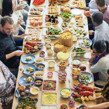 İnsanlar yemek yiyor.