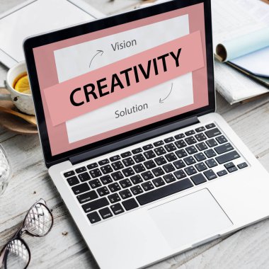 çalışma alanı tablo açılan laptop