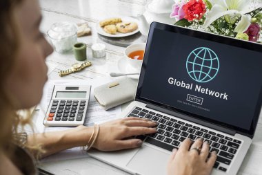 Dizüstü bilgisayarda yazı yazan kadın elleri