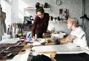 Yaratıcı tasarımcılar şık giysiler oluşturma