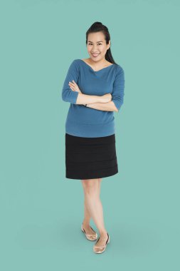 güzel Asyalı ayakta ve gülümseyen kadın 