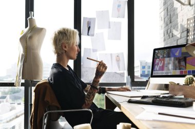 Yaratıcı tasarımcı şık giysiler oluşturma