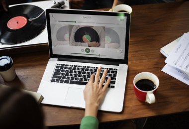 Dizüstü bilgisayarla çalışan kadın