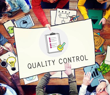 Boş masada oturan insanlar. 