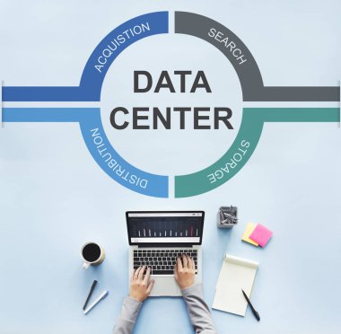 Dizüstü bilgisayarda çalışan kişi