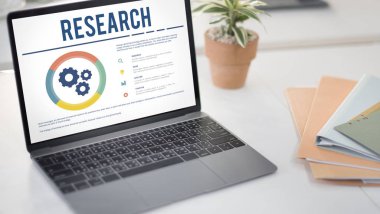 çalışma alanı tablo açılan laptop