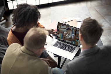 dizüstü bilgisayar kullanan insanlar