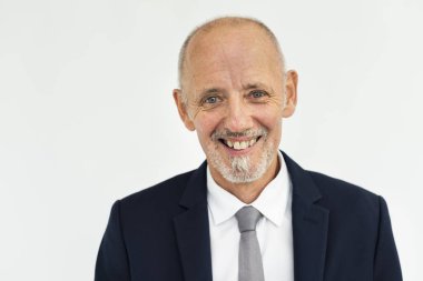 gülümseyen kıdemli iş adamı